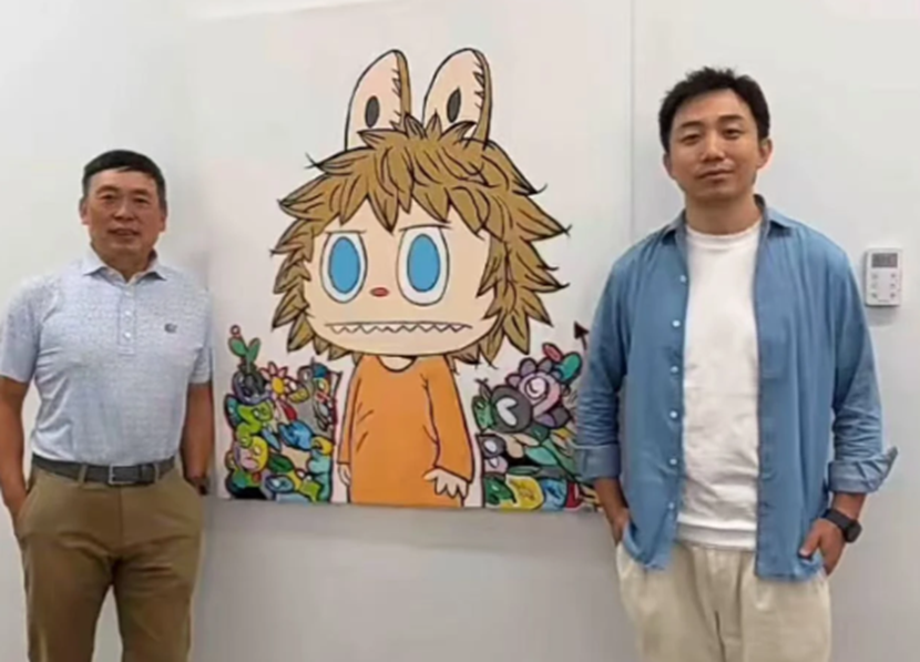 段永平和王宁在Labubu涂鸦画作前合影