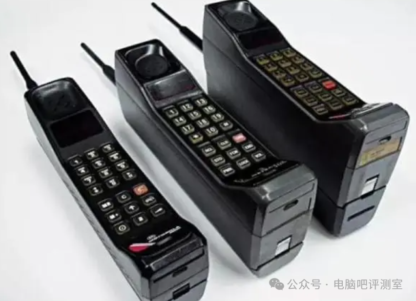 三台并排的早期“大哥大”蜂窝手机