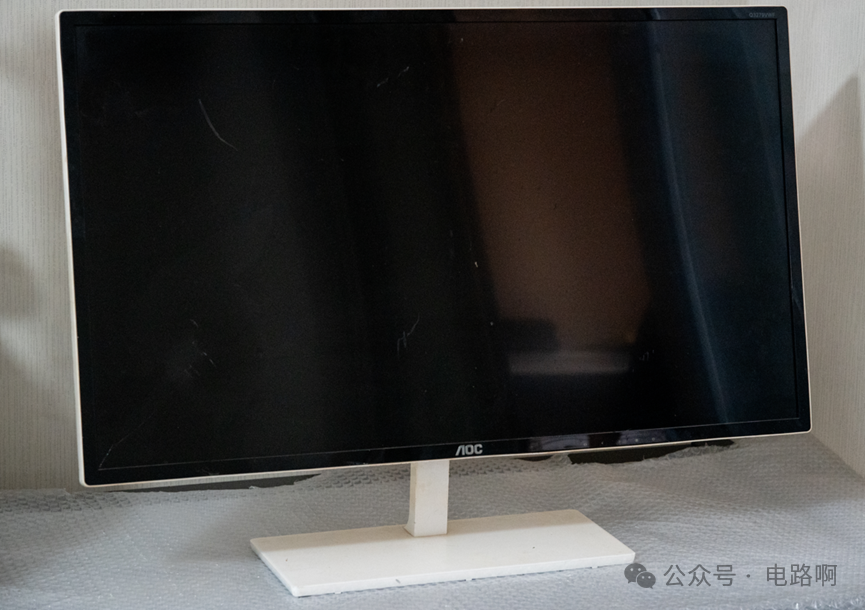 一台黑色边框的AOC显示器正面