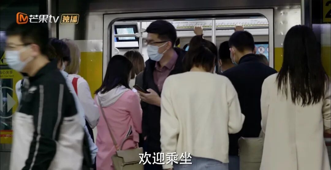 地铁站台乘客候车排队场景