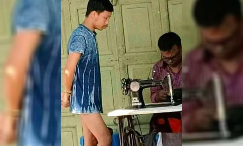 两人在缝纫机旁等待的画面