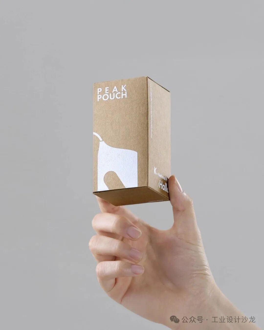 印有“PEAK POUCH”的棕色产品包装盒