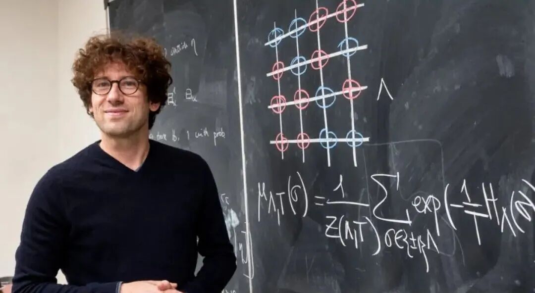 数学家对着黑板讲解渗流公式