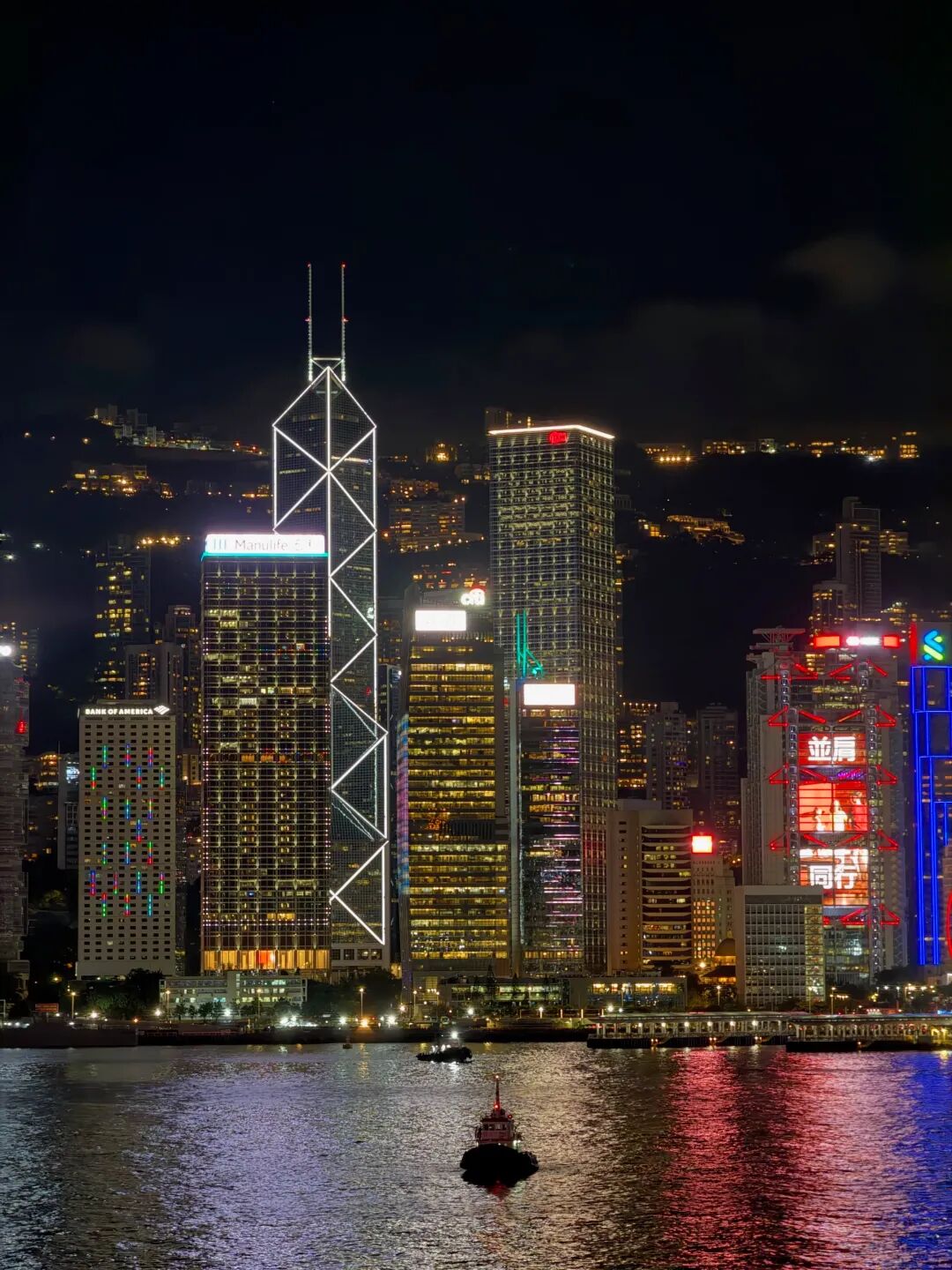 维港夜景中银大厦与广告牌