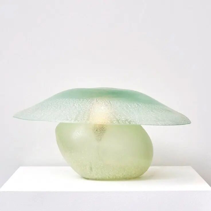 浅绿色半透明玻璃蘑菇雕塑