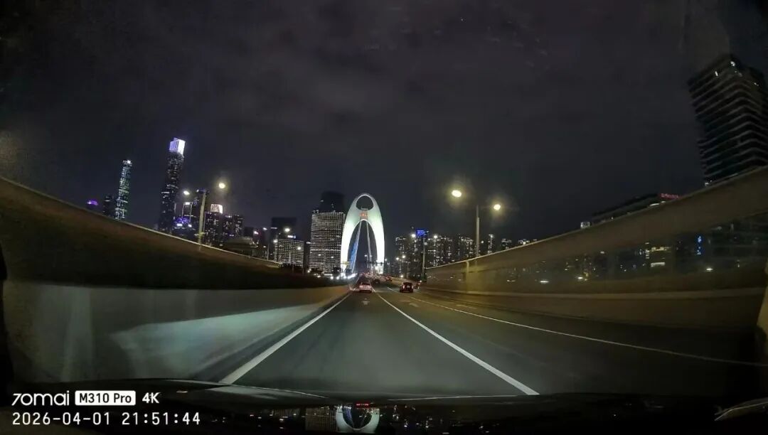行车记录仪拍摄的夜景道路