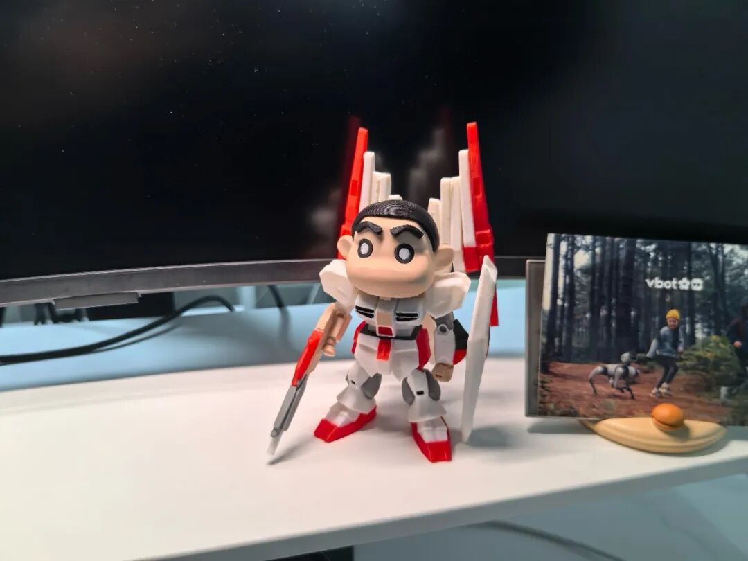 打印完成并上色后的蜡笔小新机甲实体模型摆在桌面的照片