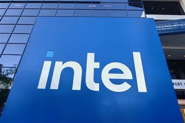 Intel蓝色立式招牌与玻璃幕墙建筑，阳光下呈现科技公司场景