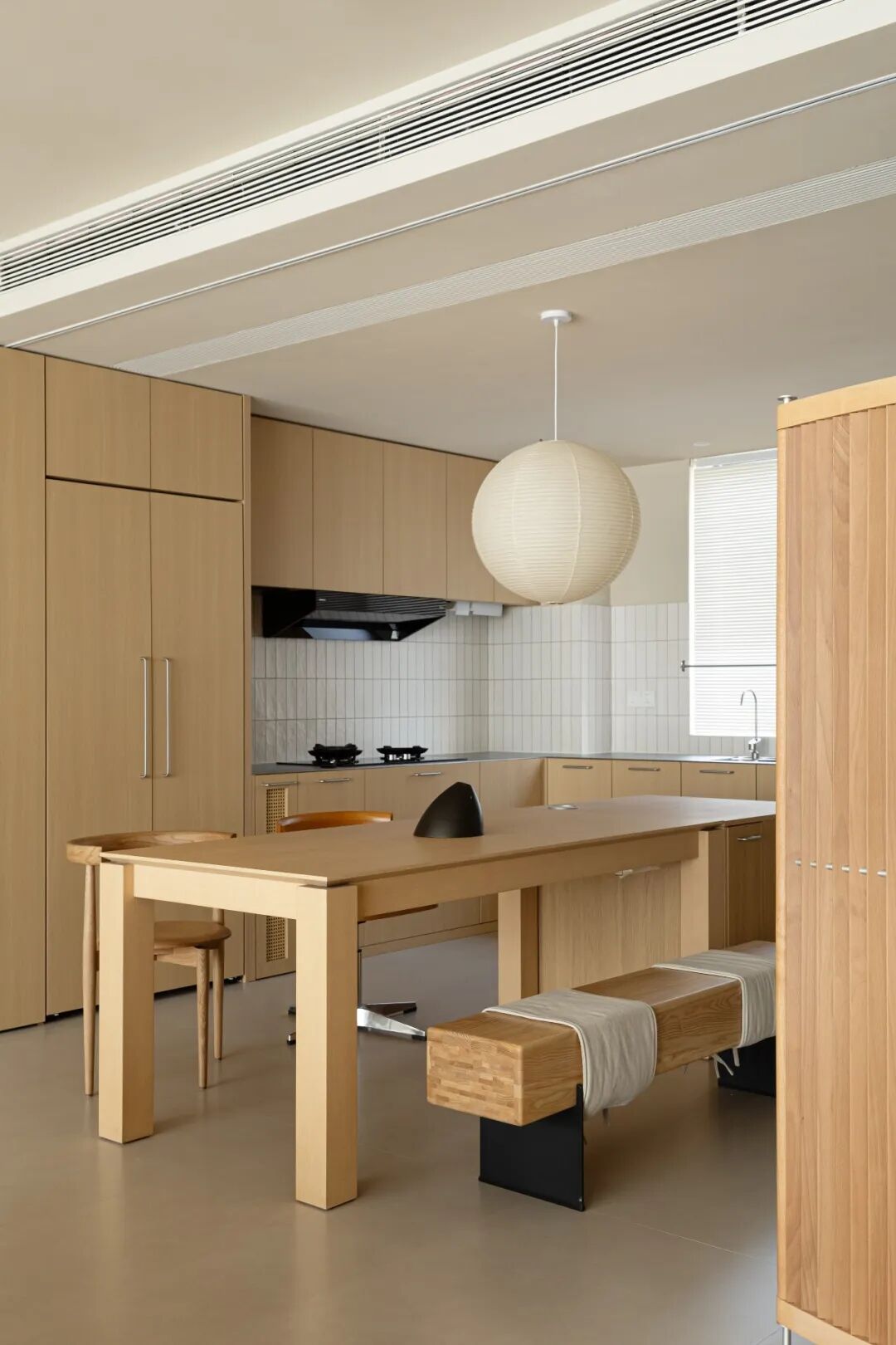 开放式厨房与用餐区