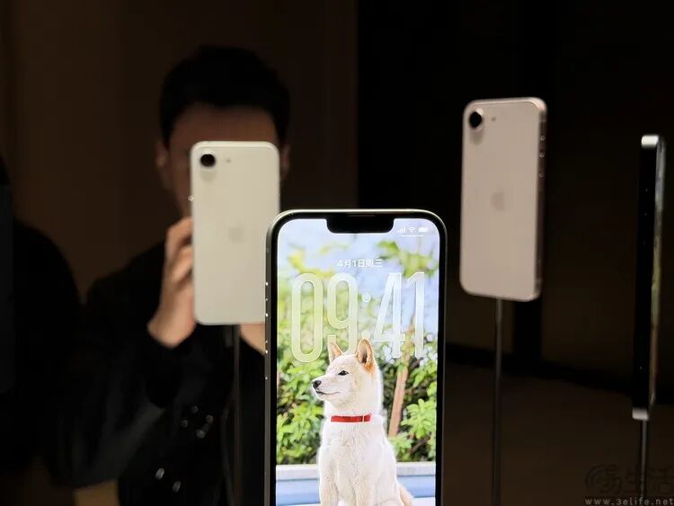 男子手持初代 iPhone 展示