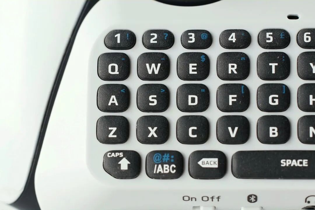 白色设备黑色QWERTY键盘按键特写