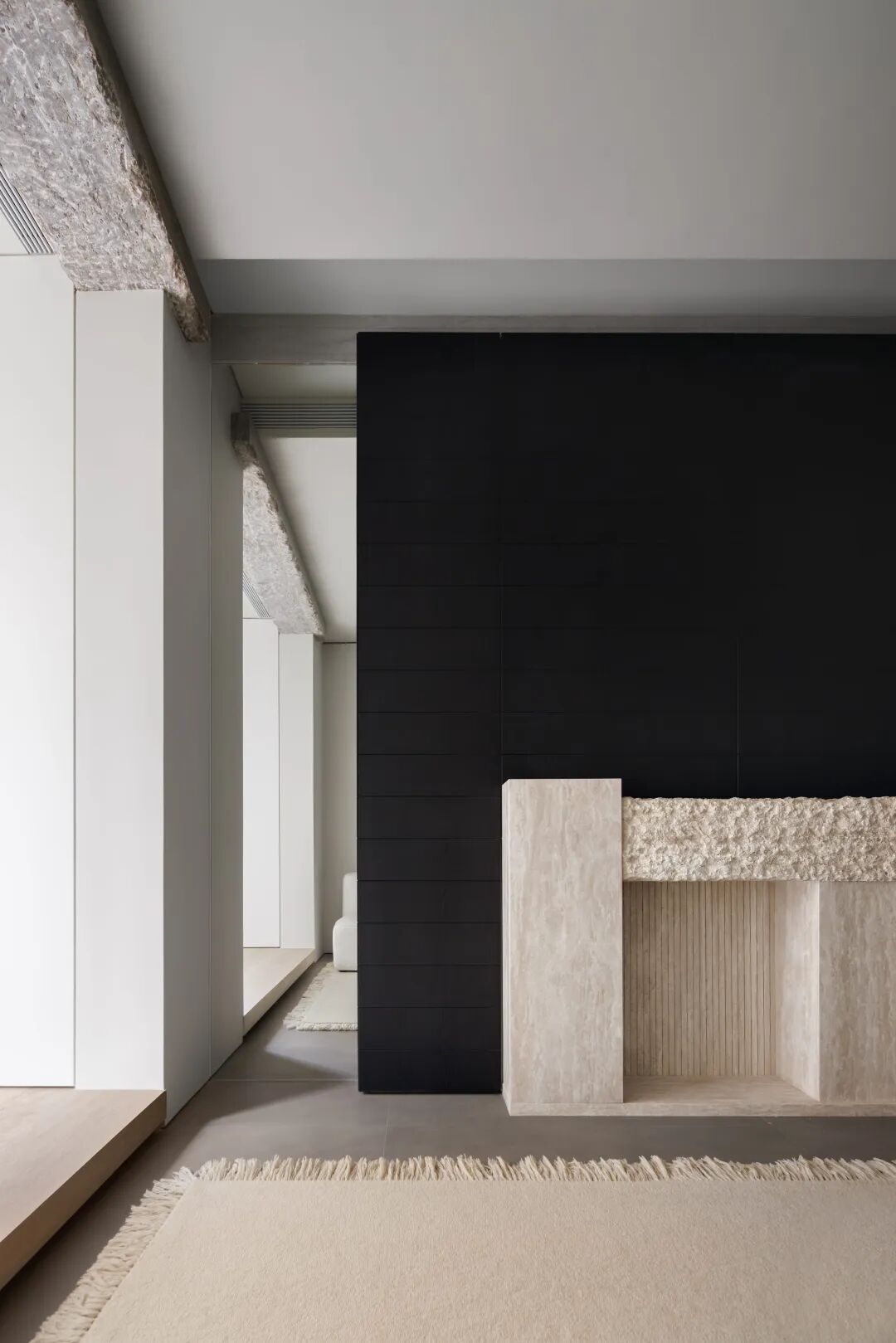 客厅视角看向餐厅