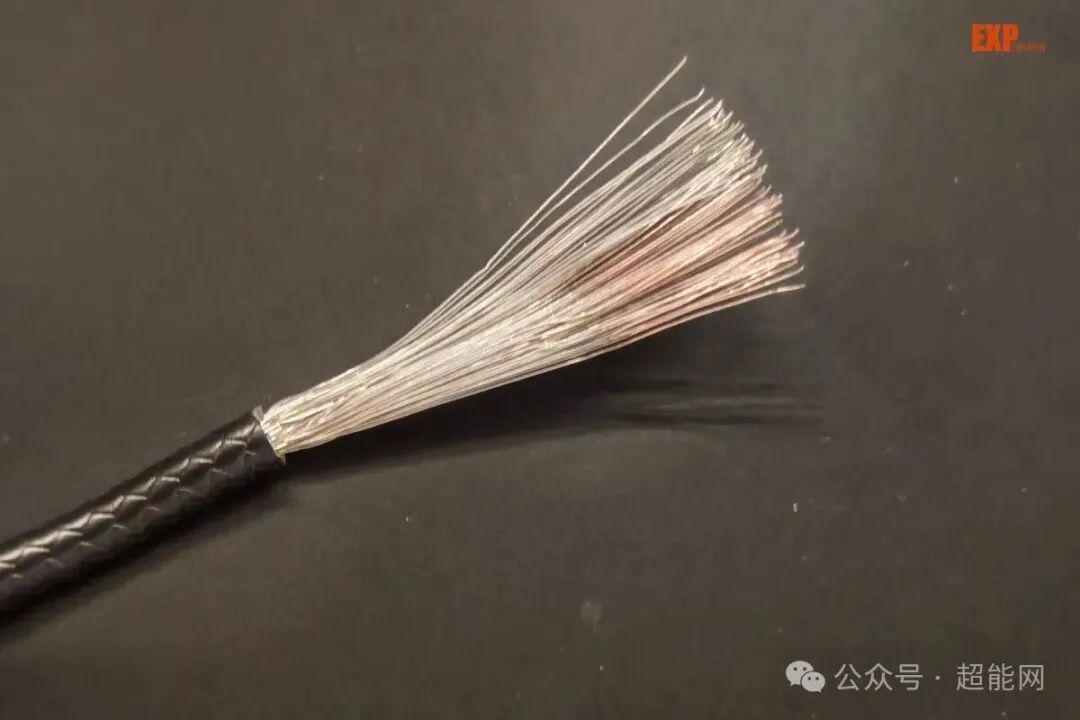 ROG EQ显卡模组线绞线刮擦后呈现黄铜色