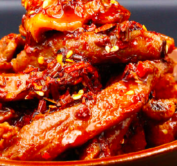 一盘色泽红亮的麻辣卤鸭三件