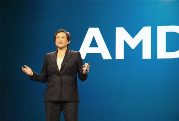AMD苏姿丰在蓝色背景前演讲