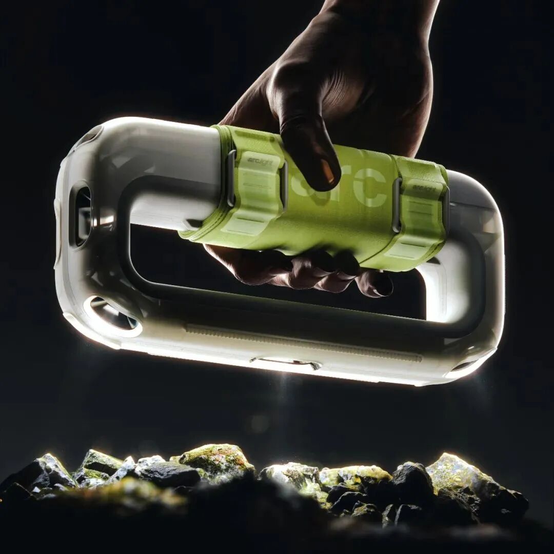 绿色手电筒照亮岩石