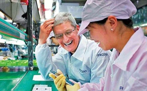 库克在富士康生产线与工人交流