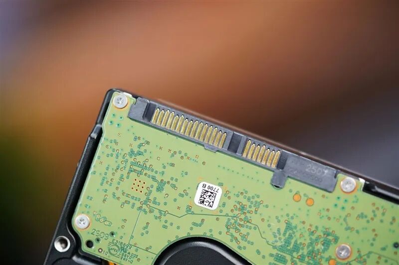 希捷银河Exos 32TB硬盘电路板特写2