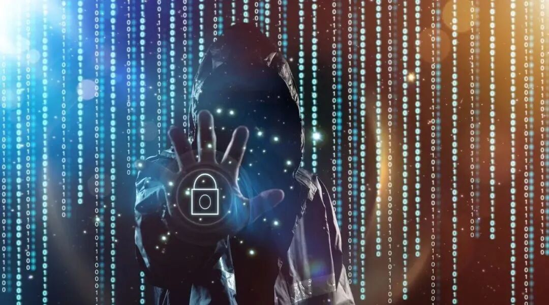 一名神秘黑客在数字雨背景下操作