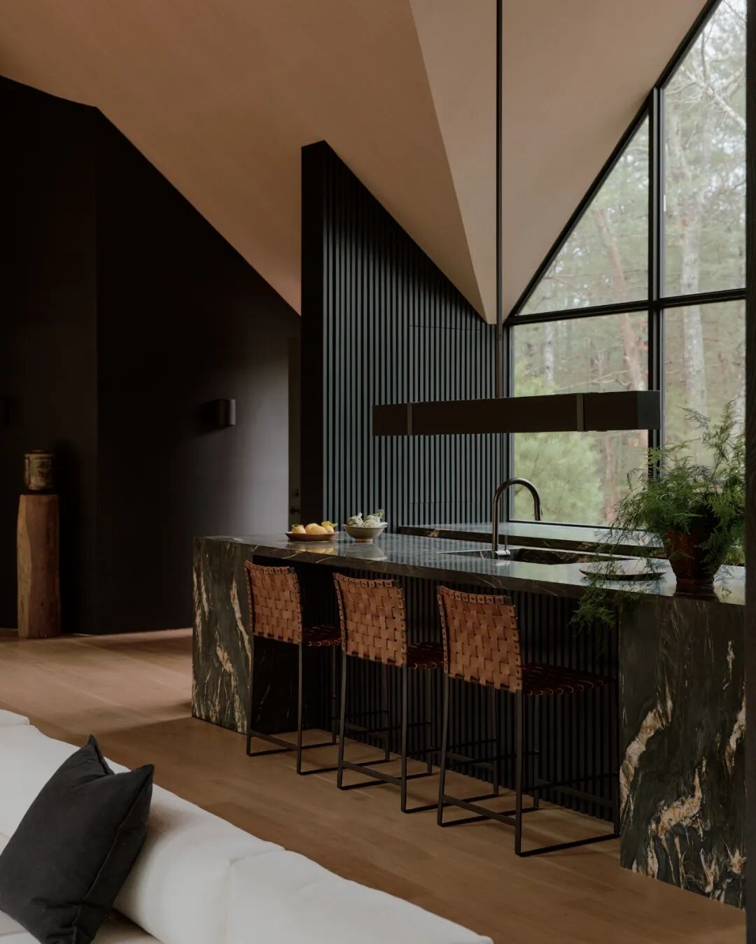 以深绿色大理石吧台为中心的厨房区