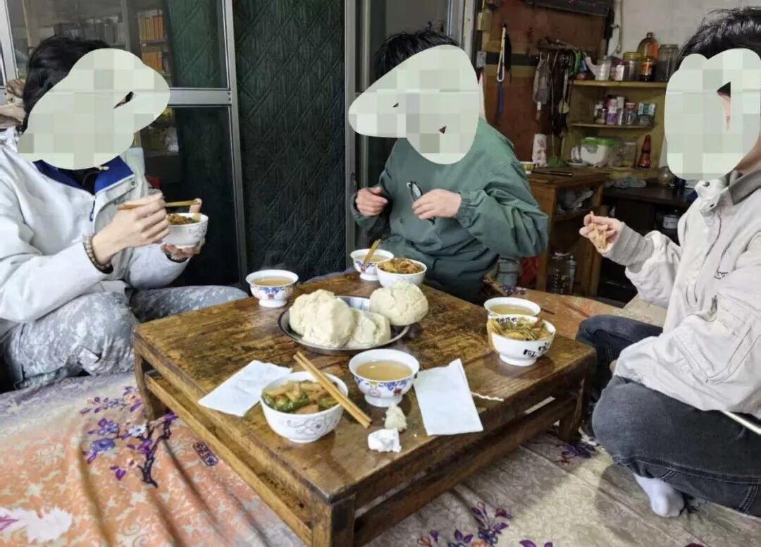 某农户家的早餐:土豆片炒肉片、茶、馍馍