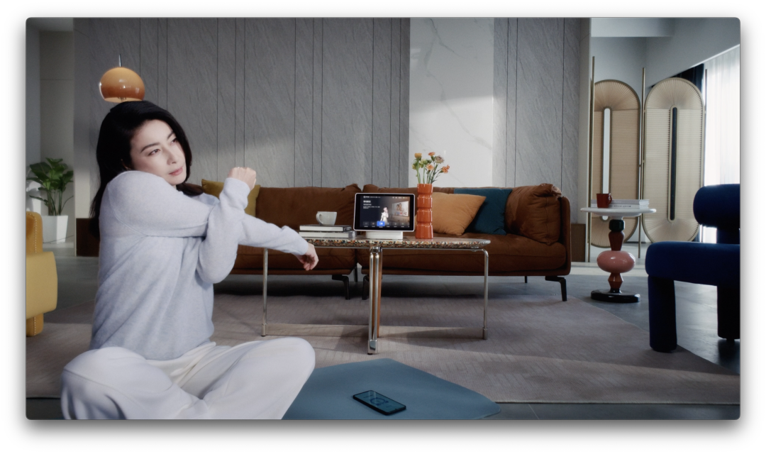 客厅使用灵犀屏进行AI健身的场景
