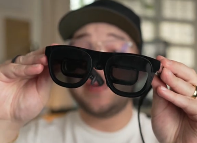 用户手持XREAL AR眼镜展示