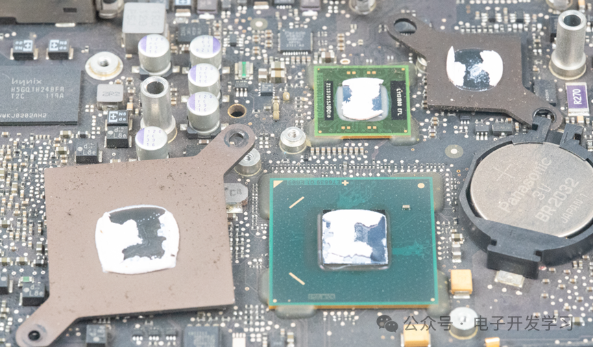 散热片下的主板芯片