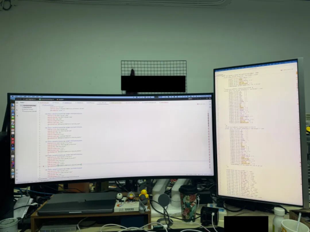 双屏办公桌面实拍：带鱼屏显示代码，竖屏显示文档