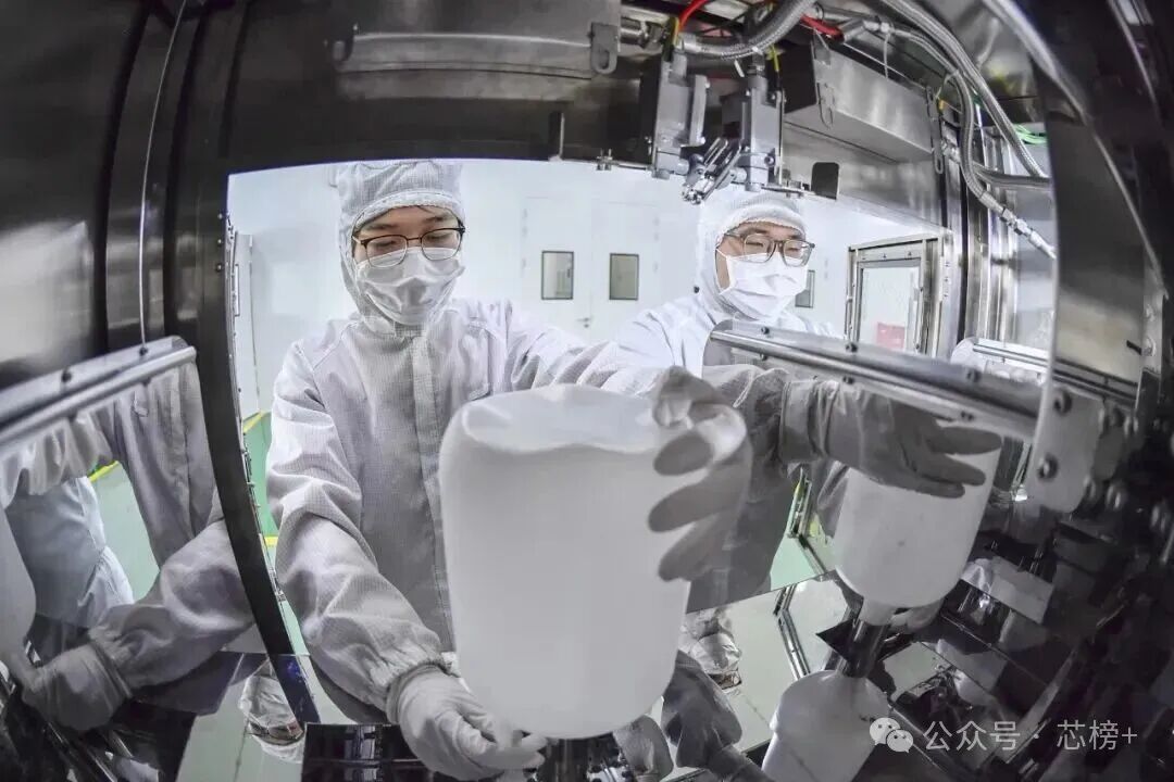 青年科研人员在无尘室作业