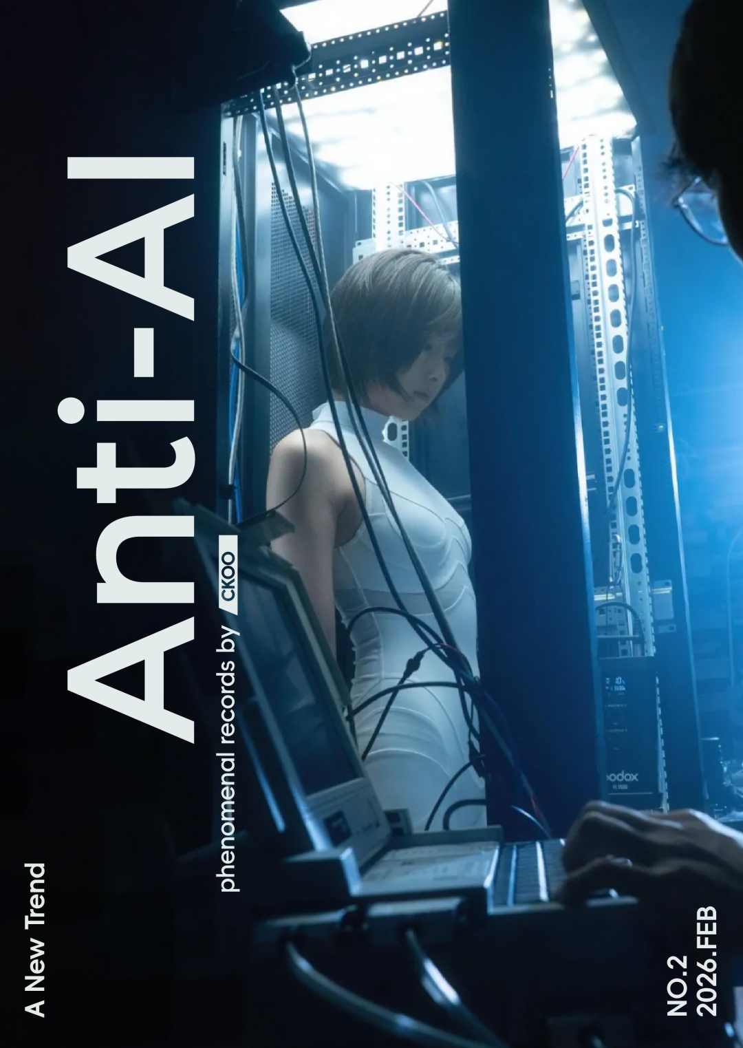 一位女性站在服务器机柜之间，营造出对抗AI的科技感氛围