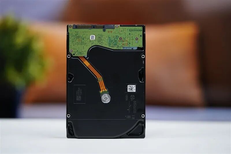 希捷银河Exos 32TB硬盘背面特写