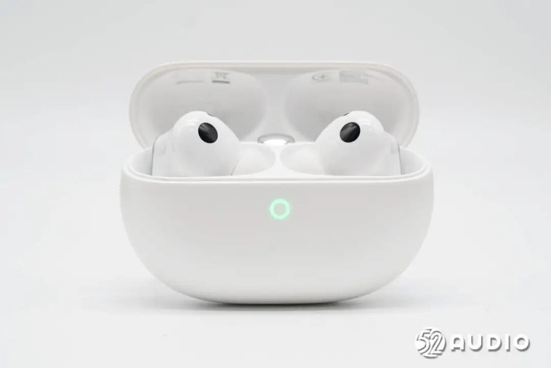 打开盒盖，耳机置于座舱内