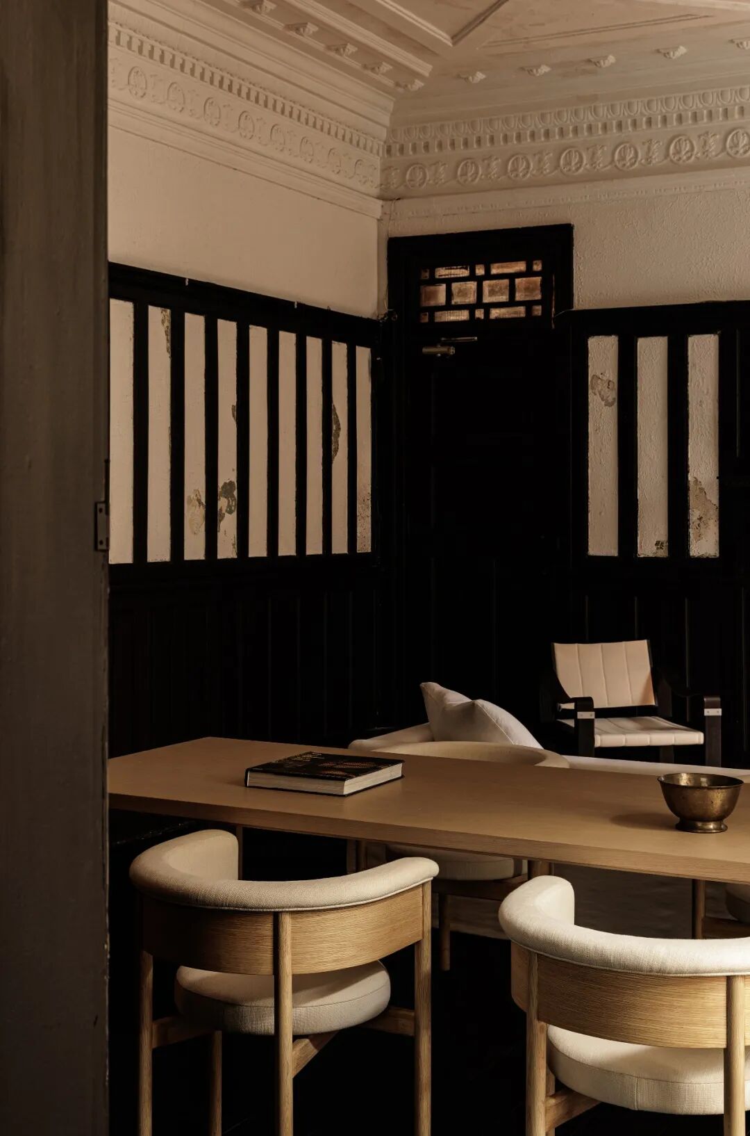 老洋房内的会议室长桌