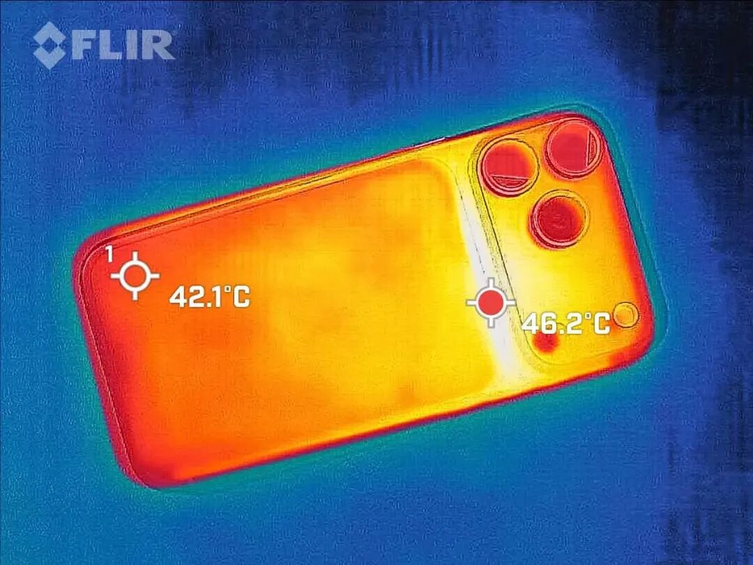 iPhone 18 Pro Max 鸣潮游戏后背面热成像分布图