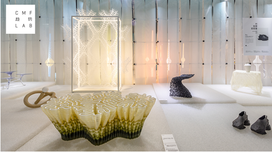 展览中的3D打印雕塑与透明发光装置