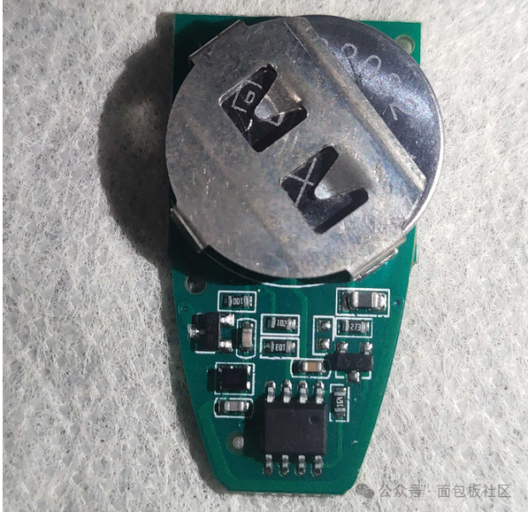 遥控器电路板特写，显示纽扣电池座