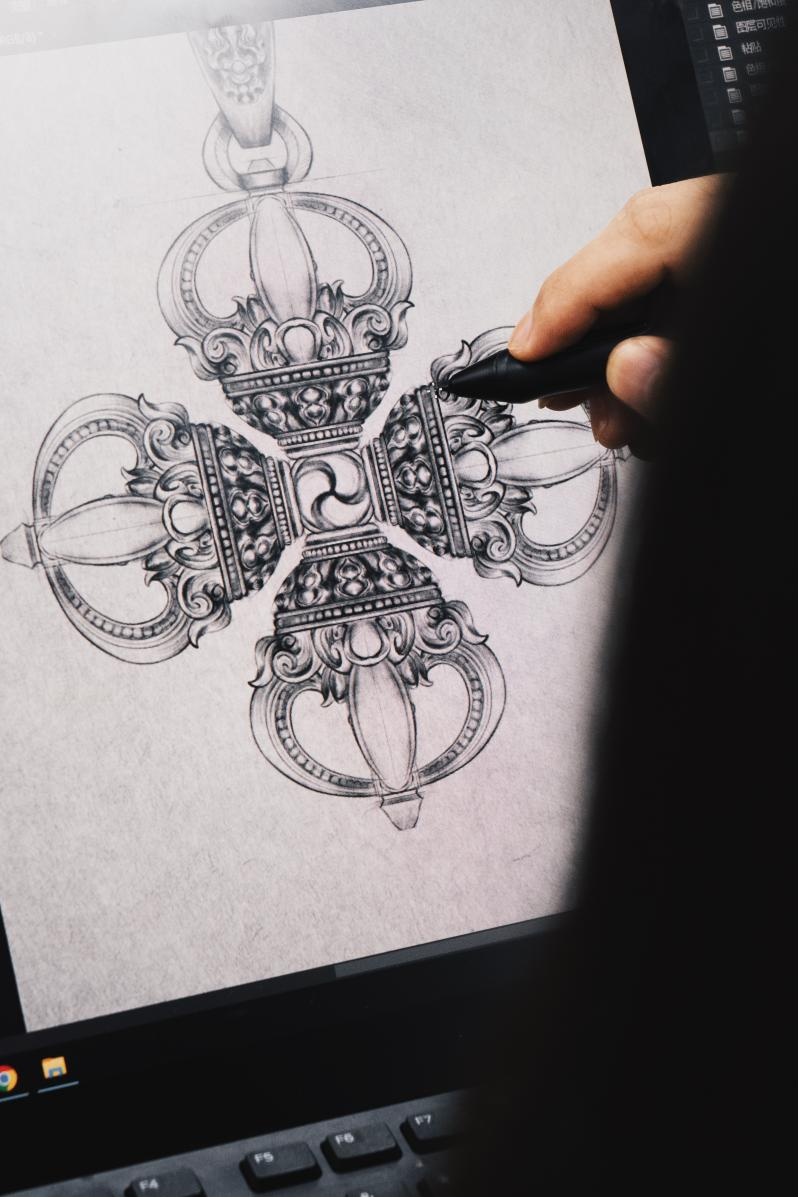 平板电脑上绘制复杂饰品设计图
