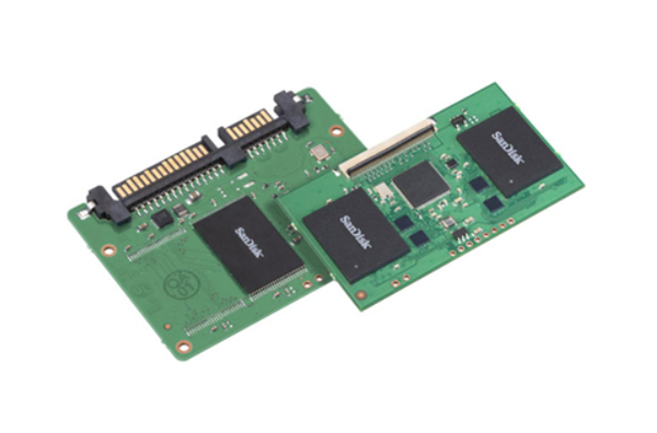 两块绿色的SanDisk MLC SATA SSD电路板特写