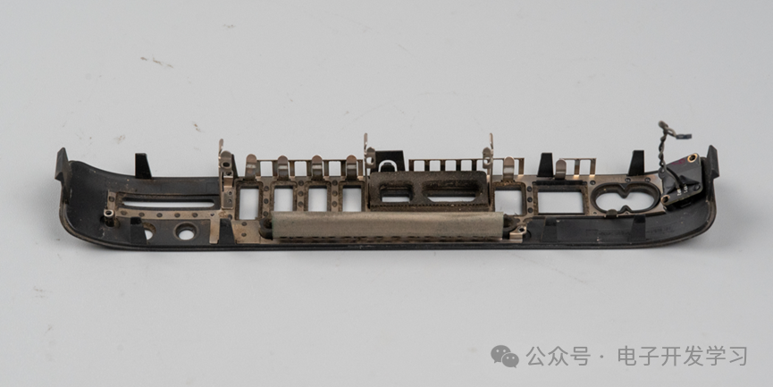 I/O挡板内侧的金属屏蔽层