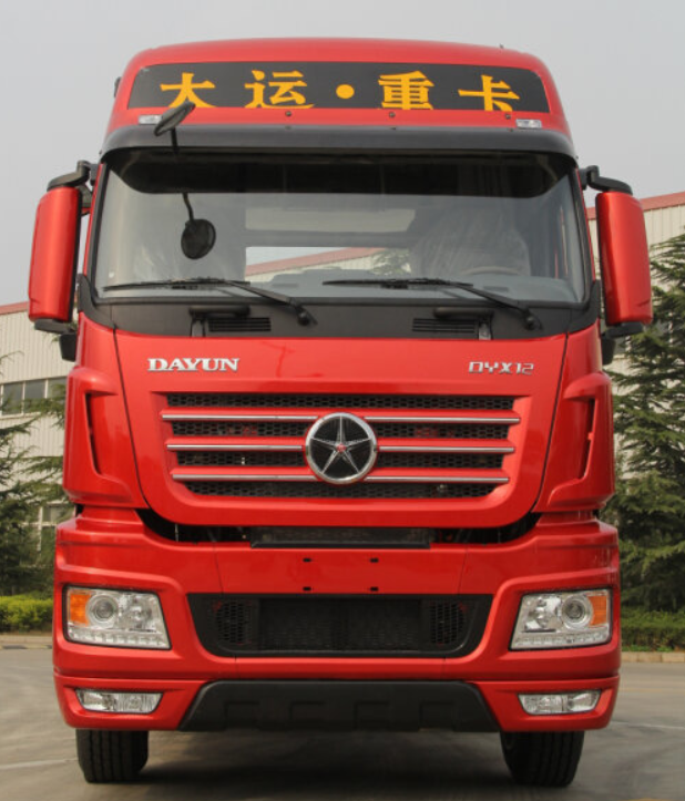 红色大运重型卡车正面照，车头有“大运·重卡”字样