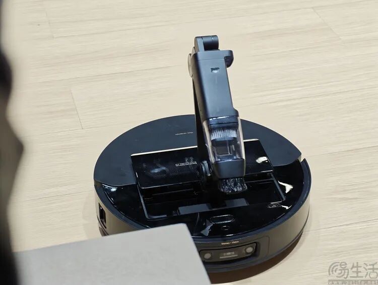 追觅扫地机器人清洁臂特写