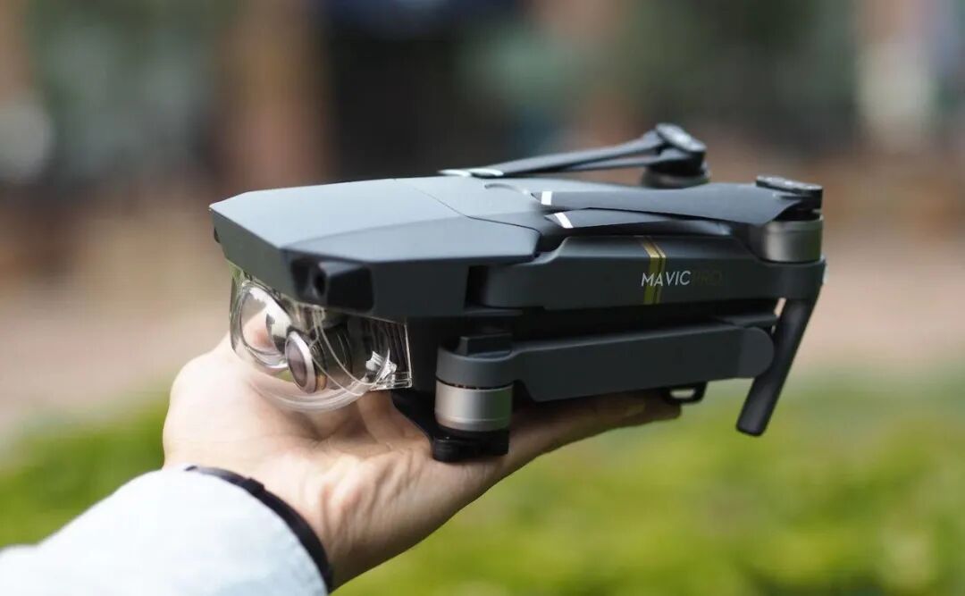 手持DJI Mavic Pro无人机