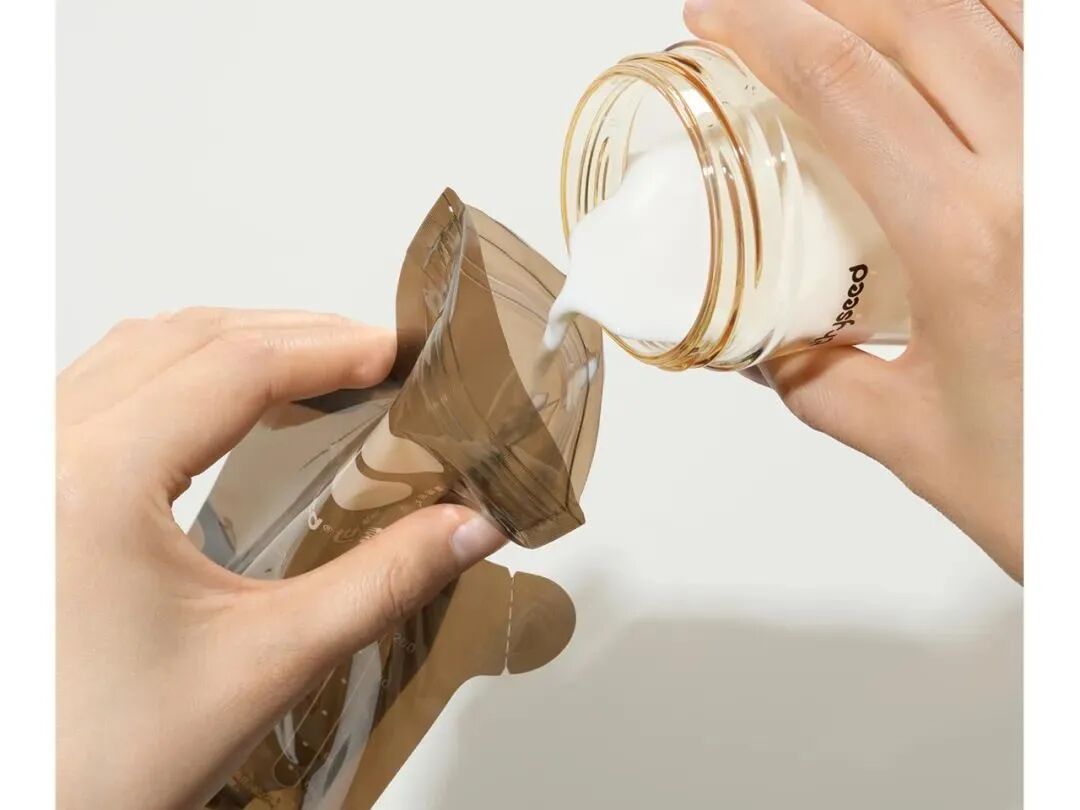 将液体倒入透明储奶袋