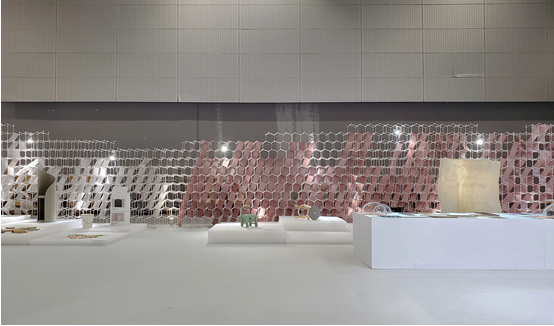 CMF趋势LAB展览空间，六边形装饰墙与展品