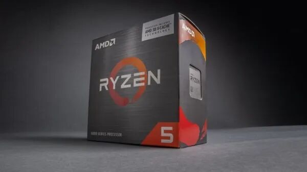 AMD Ryzen 处理器包装盒,印有 3D V-Cache 技术标识