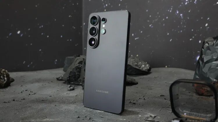 竖立在模拟月球表面的三星智能手机