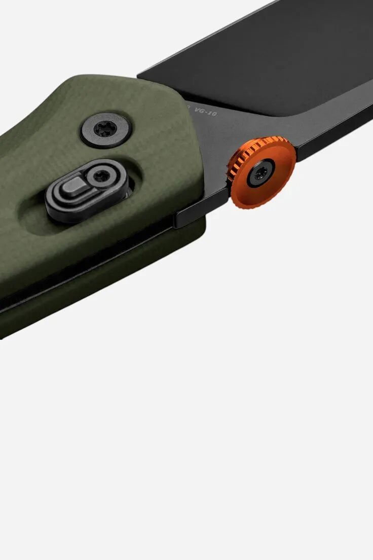 橄榄绿柄黑色刃折刀特写，刀轴处醒目的橙色齿轮状调节旋钮与VG-10刻字