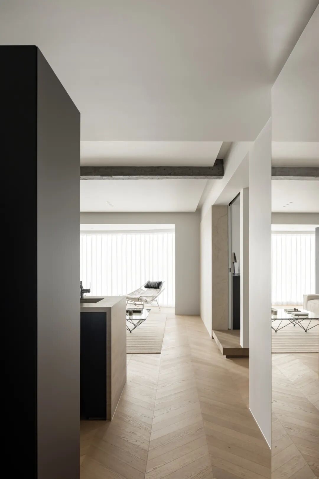 客厅与阳台视角，落地窗引入自然光