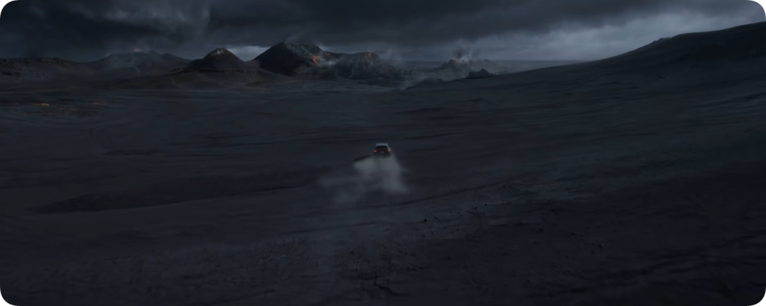 火山荒野地貌中红色车辆疾驰扬尘的汽车广告画面